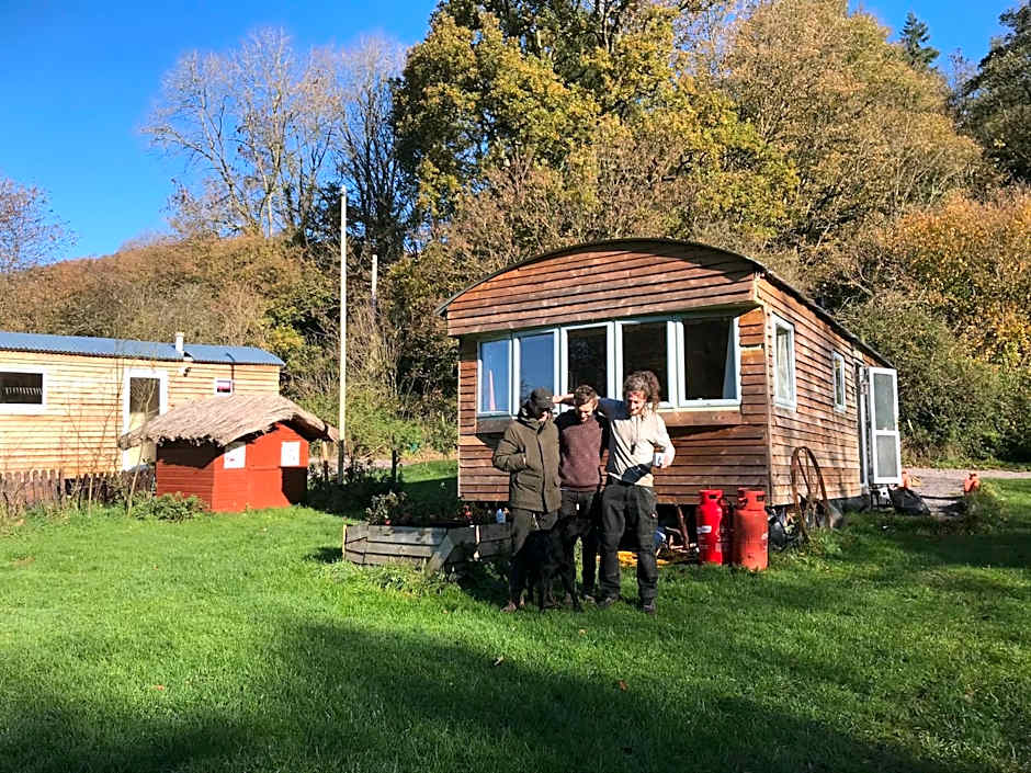 Shepherds Huts Ham Hill, 2 double beds, Bathroom, Lounge, Diner, Kitchen, LOVE dogs & Cats Looking out to lake and by Ham Hill Country Park plus parking for large vehicles available also great deals on workers long term This is the place to relax and BBQ