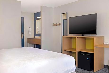 1 King Bed Mobility Accessible With Bathtub