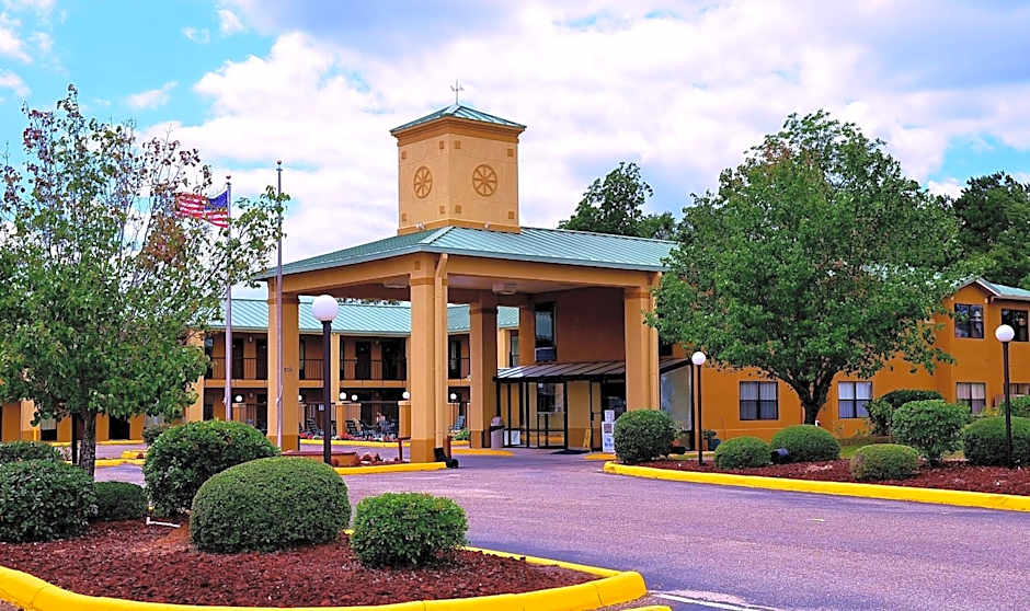 Photo 1 of 24 of Executive Inn Opp