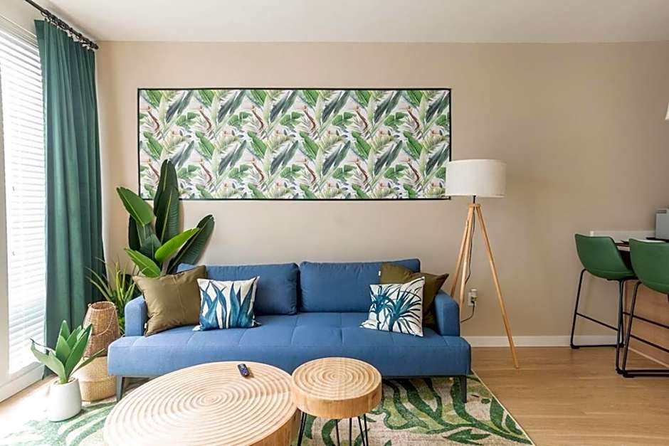 Palm Theme King Bed Paid Garage 55" 4k Smart T