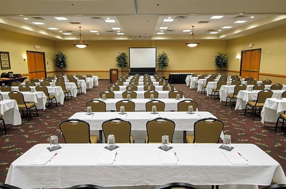 Ramada by Wyndham Sioux Falls Airport - Waterpark Resort & Event Center