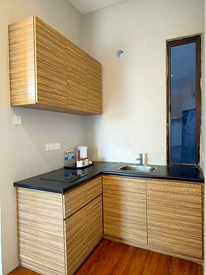 Riverbank Hotel by MRVJ BUSINESS