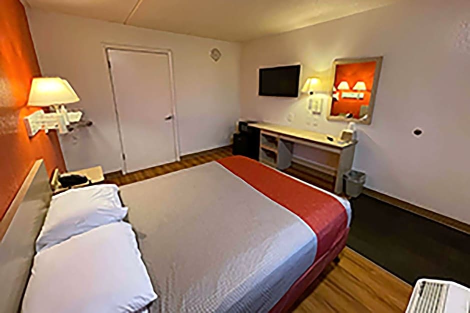 Travelodge by Wyndham Madison Heights MI