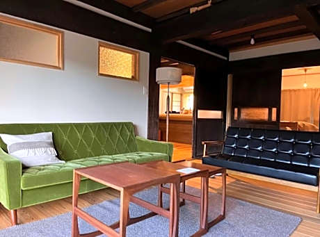 麻の里の宿asanone。岩櫃山に佇む１日１組限定の古民家一棟貸し宿。