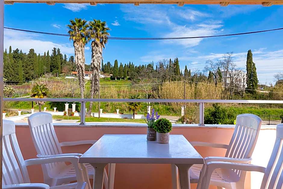 Nikos Pool House & Apartments