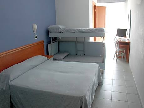 Family Room (2 Adults + 2 Children)