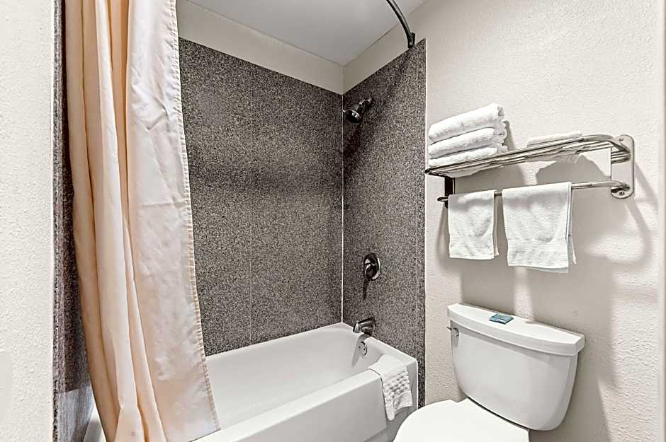 Best Western Delhi Inn