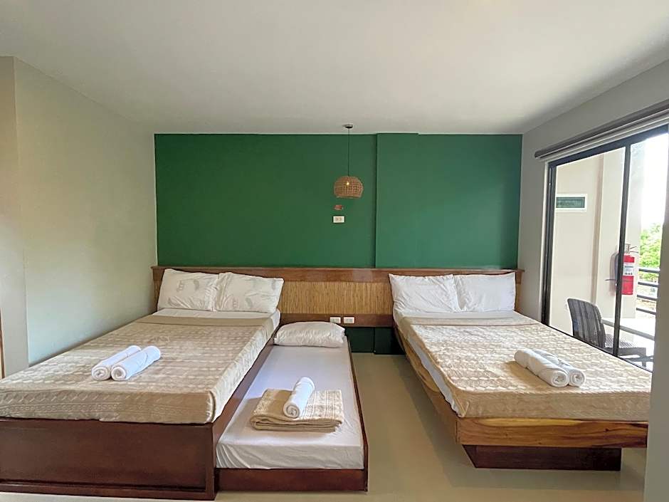Foto 1 di 6 di Room for 5 People - Non-Smoking
