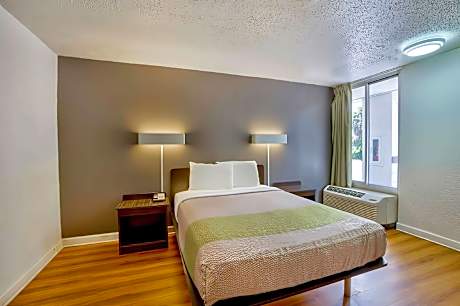 1 QUEEN BED | MOBIL ACCESS TUB SMK KITCHEN