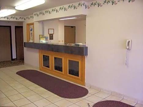 Budget Host Inn & Suites North Branch