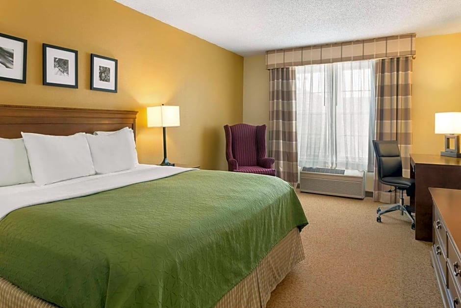 Country Inn & Suites by Radisson, Salina, KS