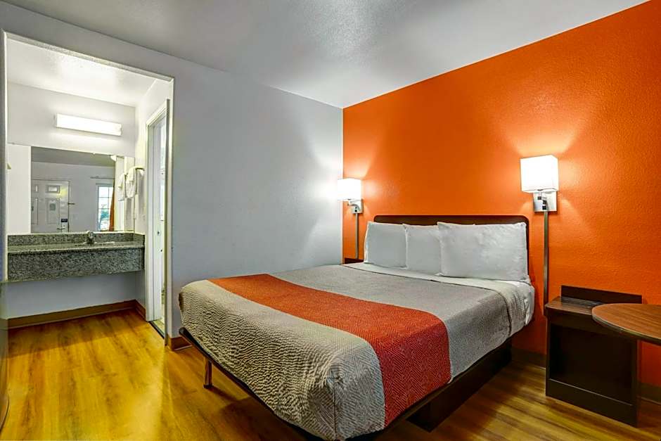 Photo 1 of 7 of Deluxe 1 Queen Bed, Nonsmoking