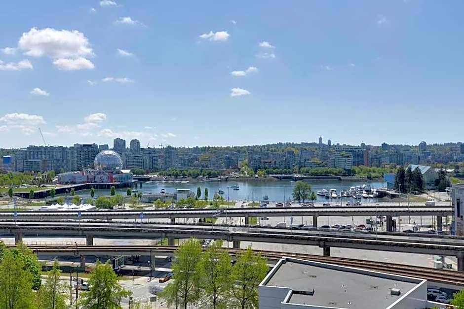 Luxary Condo Downtown Vancouver with free parking