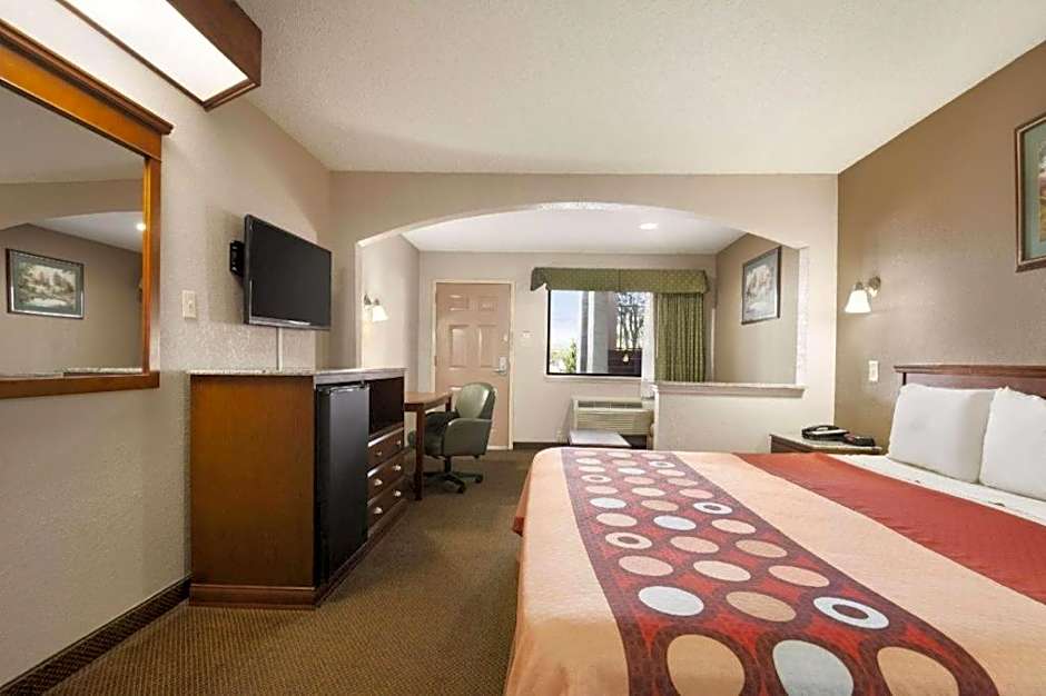Super 8 by Wyndham Baton Rouge/I-12