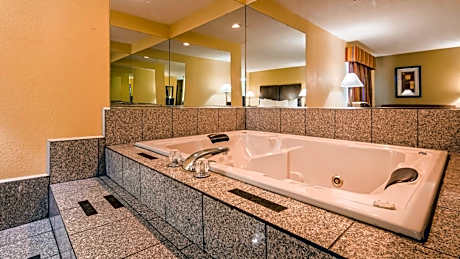 King Suite with Sofa Bed and Whirlpool
