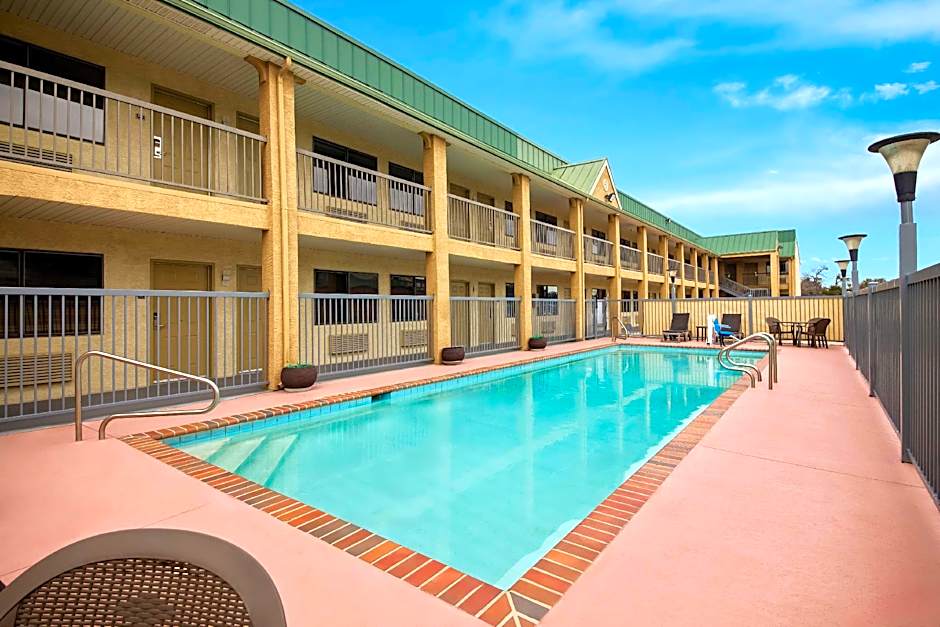 Best Western Cedar Inn