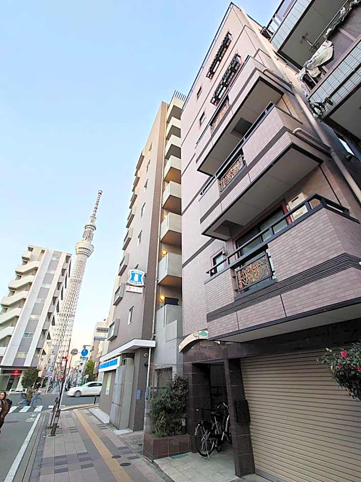 honeys guest house elevator , wash machine, huge closet space, private bathroom, walk to skytree in 10 minutes