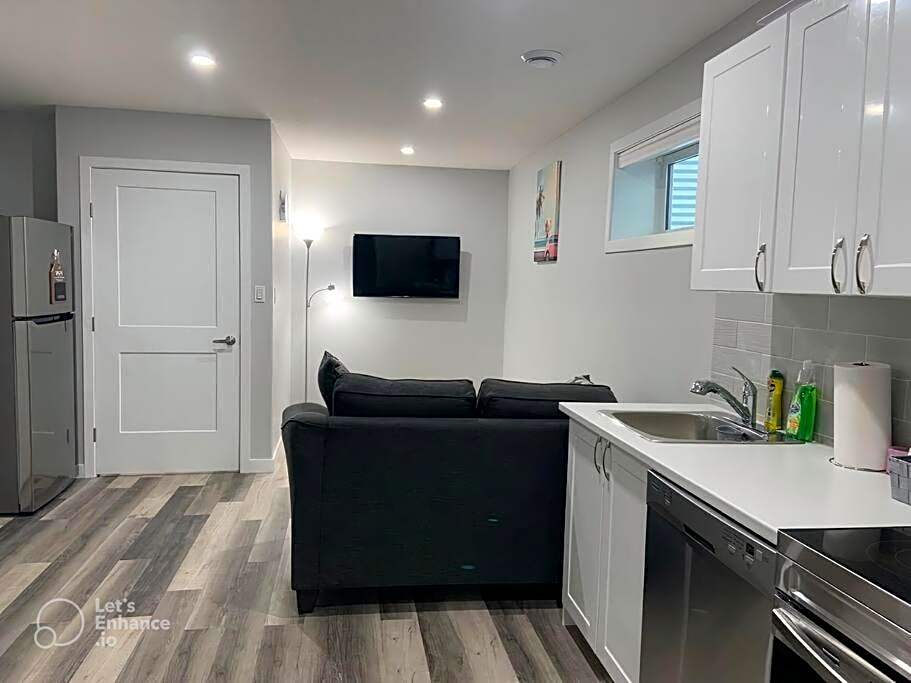 Guest Suite in Regina - Queen Bed