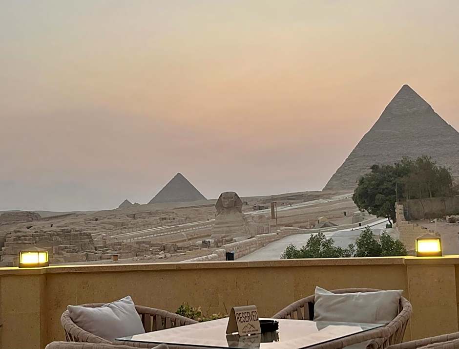 The Gate Hotel Front Pyramids & Sphinx View