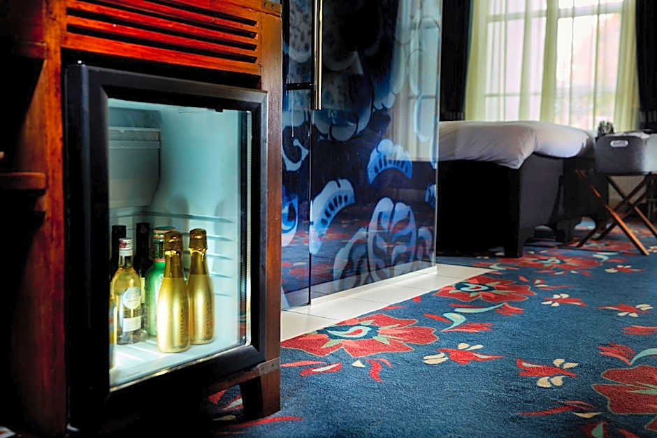 Carlton Ambassador Hotel