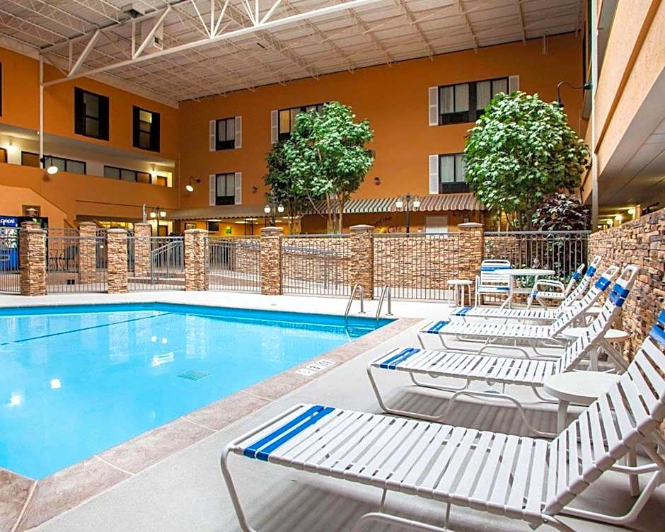 Quality Inn & Suites Starlite Village Conference Center