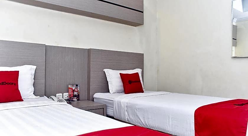 Reddoorz Plus near Makassar Town Square