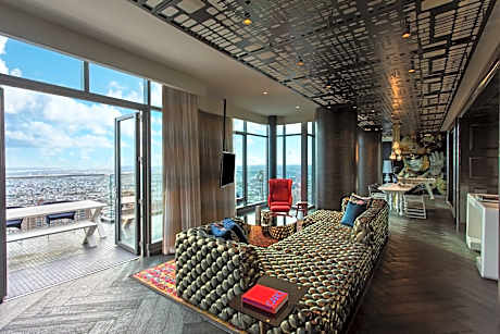 Extreme WOW, 2 Bedroom Larger Suite, 2 King, Skyline view, Top floor, Balcony