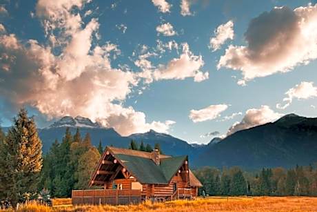 Revelstoke House Luxury Log House at Base of Resort