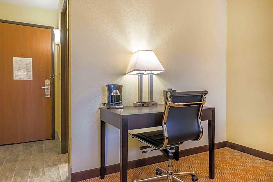Quality Inn & Suites Pittsburgh Harmarville