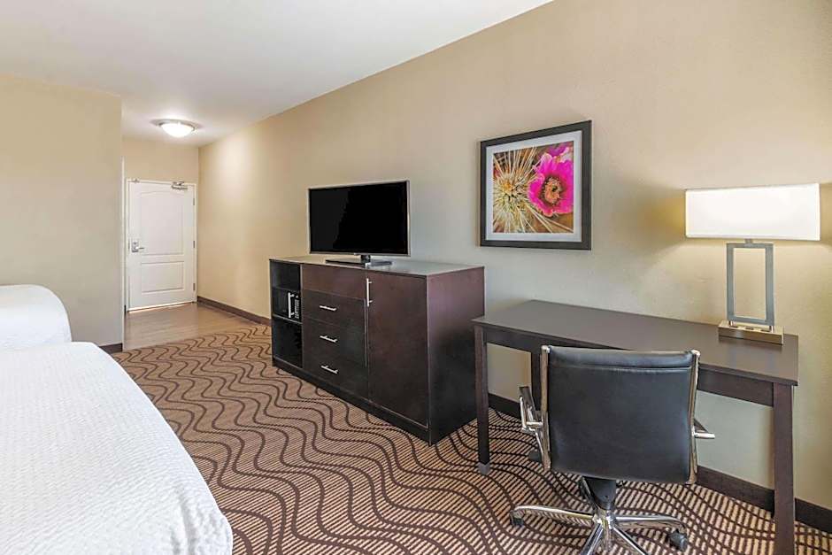 La Quinta Inn & Suites by Wyndham Artesia