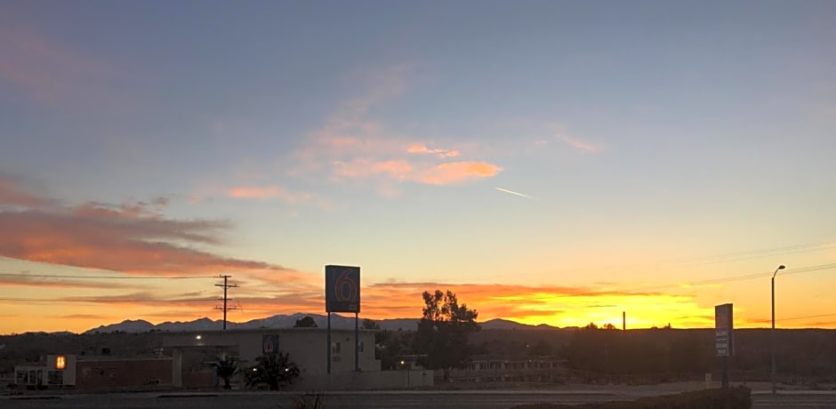 Hilltop Inn & Suites