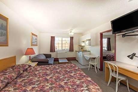 Almada Inn