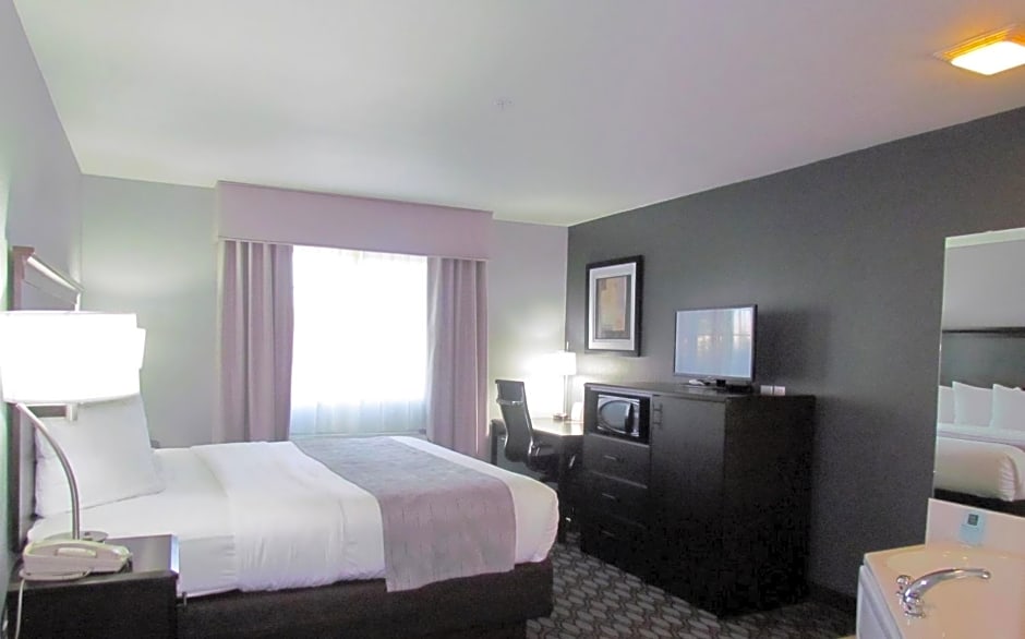 Oak Hill Inn & Suites