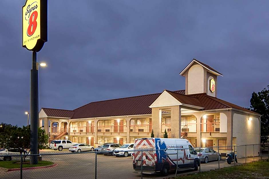 Super 8 by Wyndham Grand Prairie Southwest
