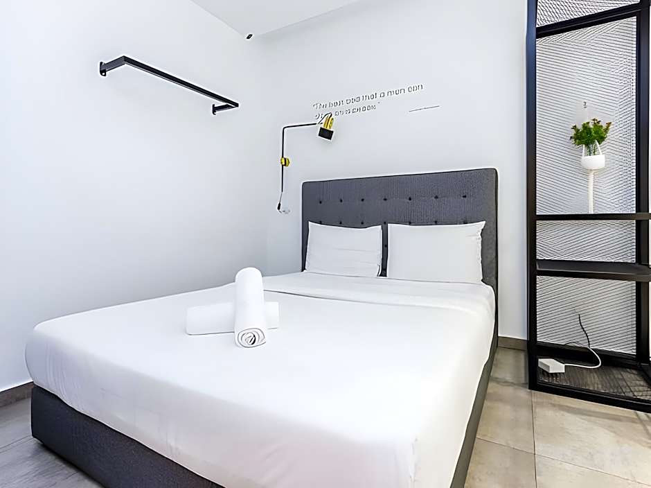 Z Hotel Ara Damansara, LRT, Mall, Airport