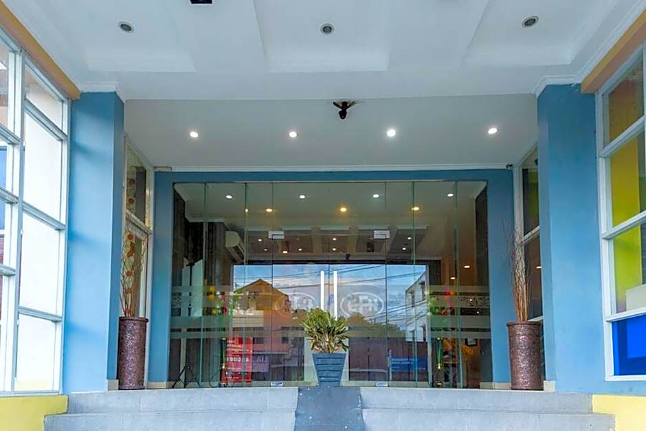 RedDoorz Plus @ Paal 2 Manado
