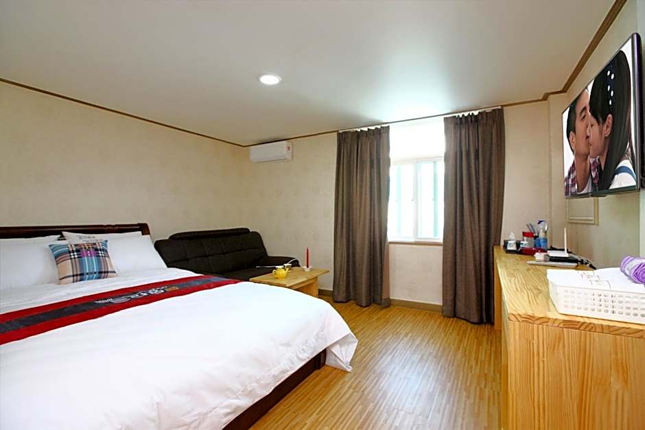 Traum Hotel & Condo