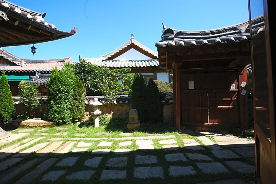 Gaeunchae Hanok Guesthouse Jeonju 2 (Korea Quality)