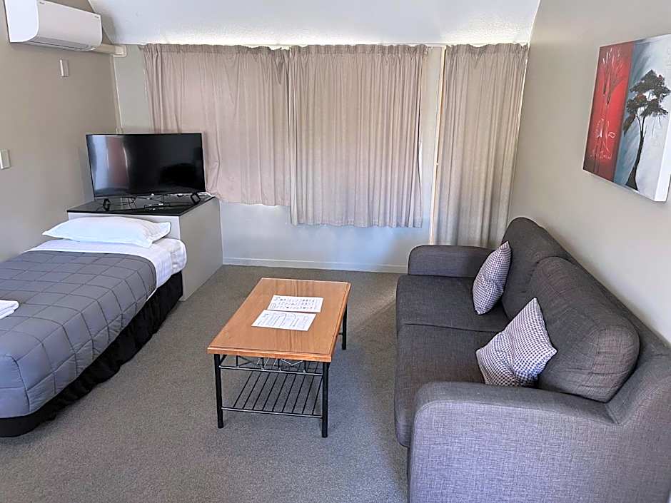 Manuka Crescent Motel