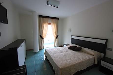 Double or Twin Room with Sea View