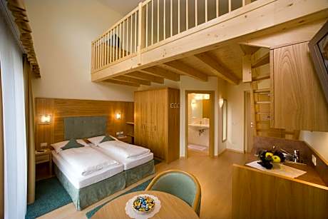 Family Room (2 Adults + 2 Children)