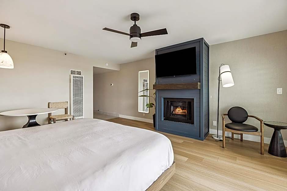 456 Embarcadero Inn & Suites