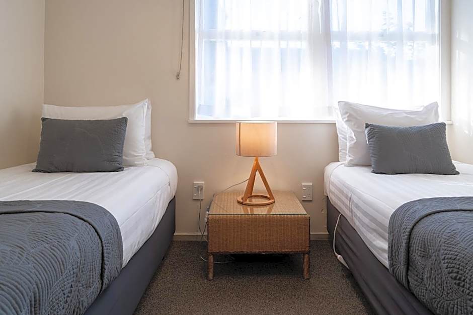 Hananui Lodge and Apartments