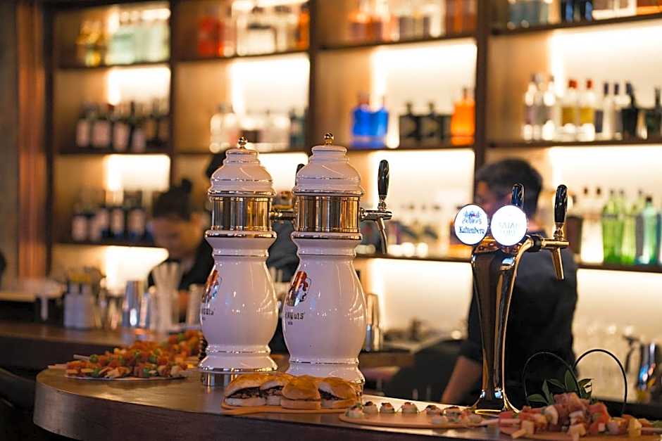 Chinggis Khaan Hotel