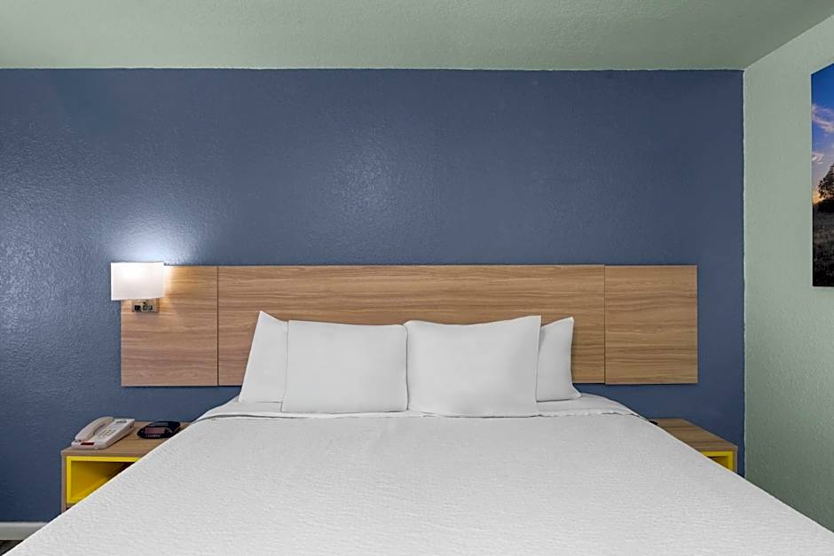 Days Inn by Wyndham Pratt