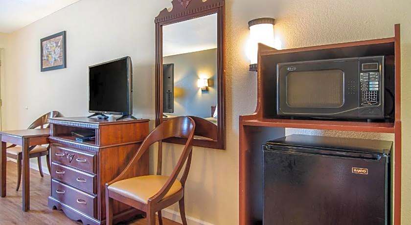 Econo Lodge Inn & Suites
