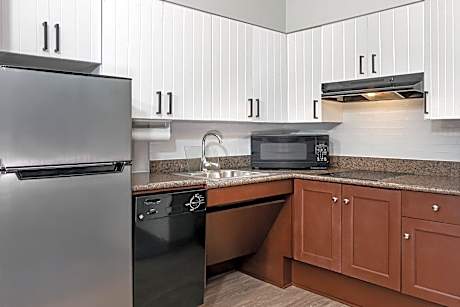 1 King 2 Double 2 Bedroom Suite Mobility Accessible Tub