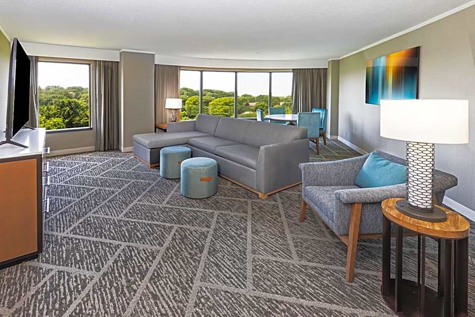 DoubleTree By Hilton Hotel Tulsa At Warren Place