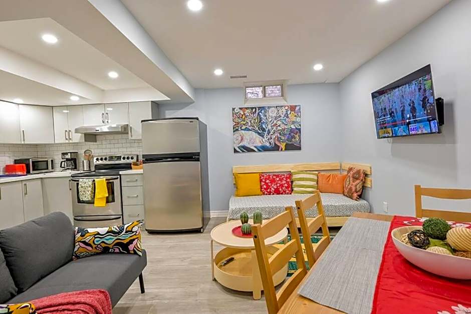 Stylish 2BR: w/free parking & streaming!