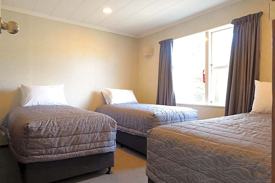 Colonial Motel